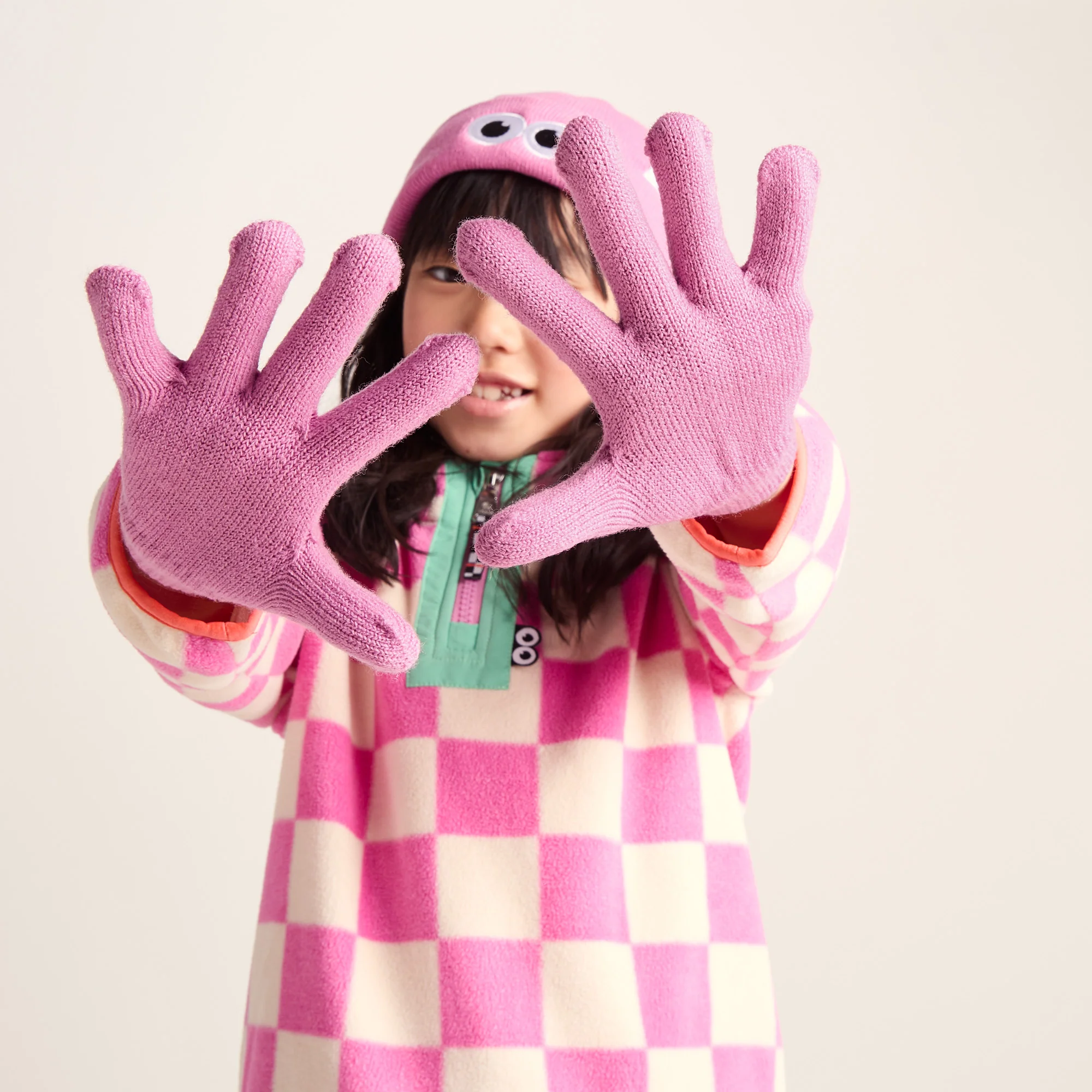 Soay Kids Shaun the Sheep Knit Gloves - Piglet Pink - Image 3